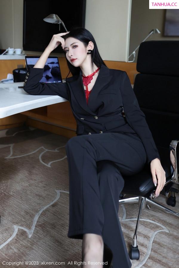 林依娜  [XiuRen]高清写真图 2023.03.13 No.6402 依娜Yina 美腿新人第4张图片